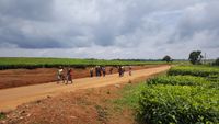 Arbeiterinnen kommen von der Teeplantage